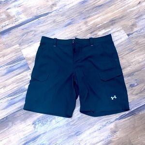 Under Armour size 38 Black Cargo Shorts